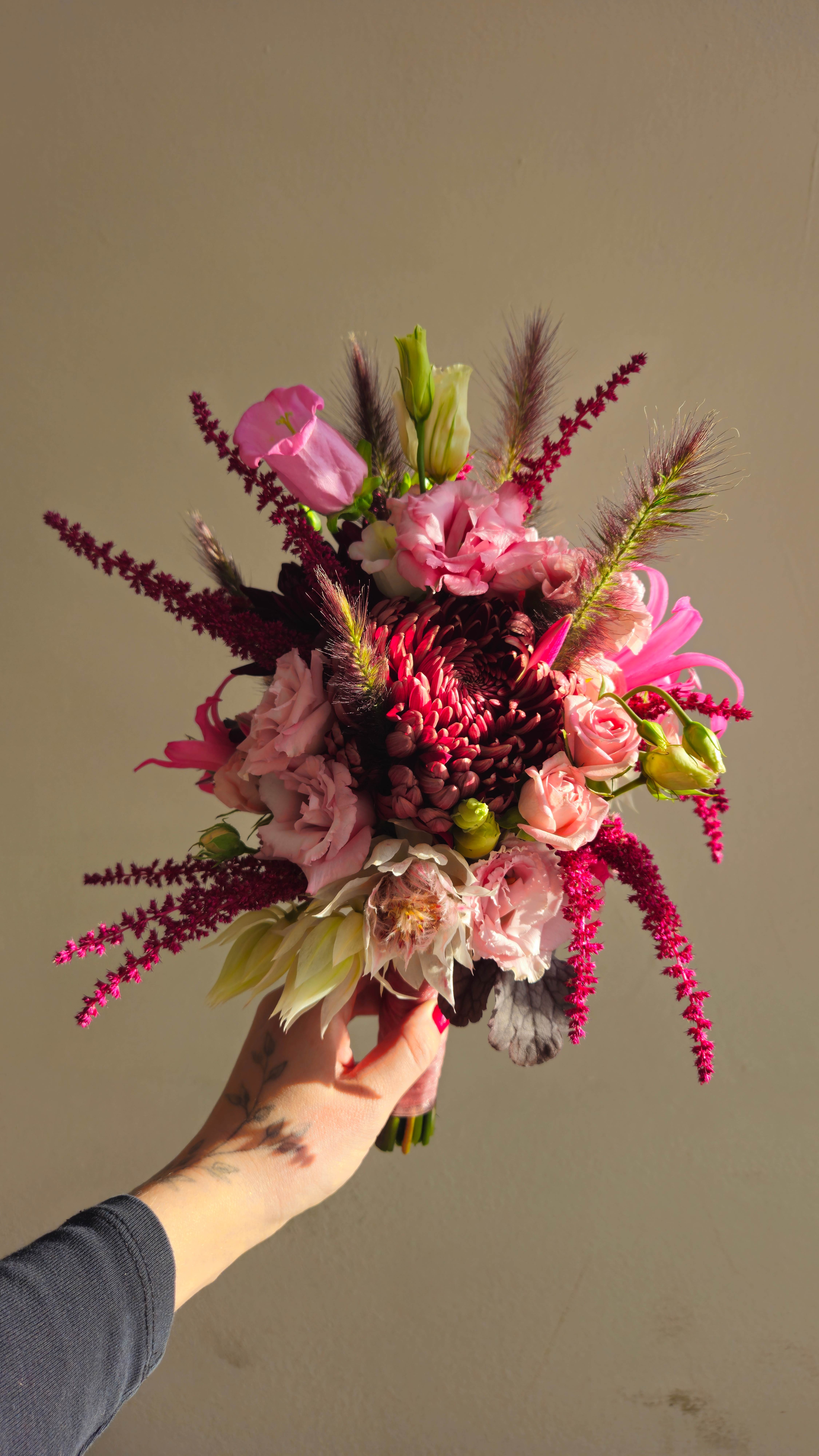 Bouquet variopinto con lisianthus rosa, crisantemo e astilbe