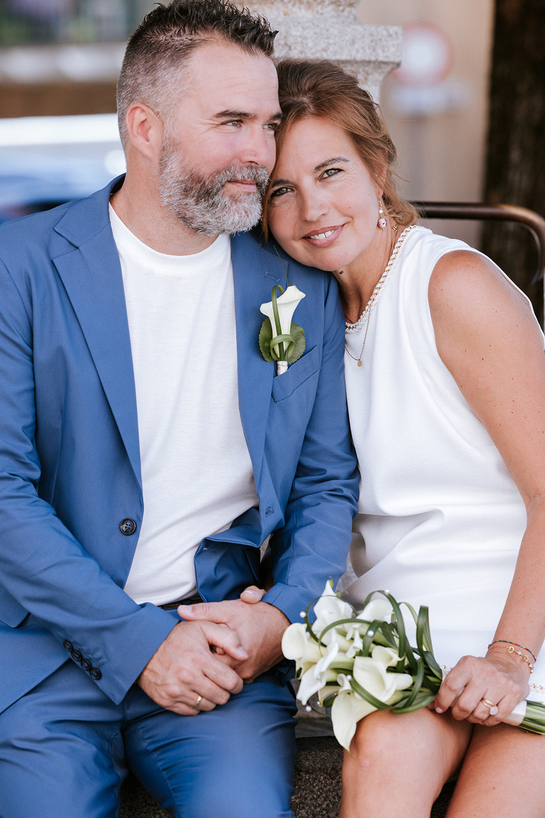 Coppia di sposi con bouquet di calle e spilla di Viridis Floral Atelier