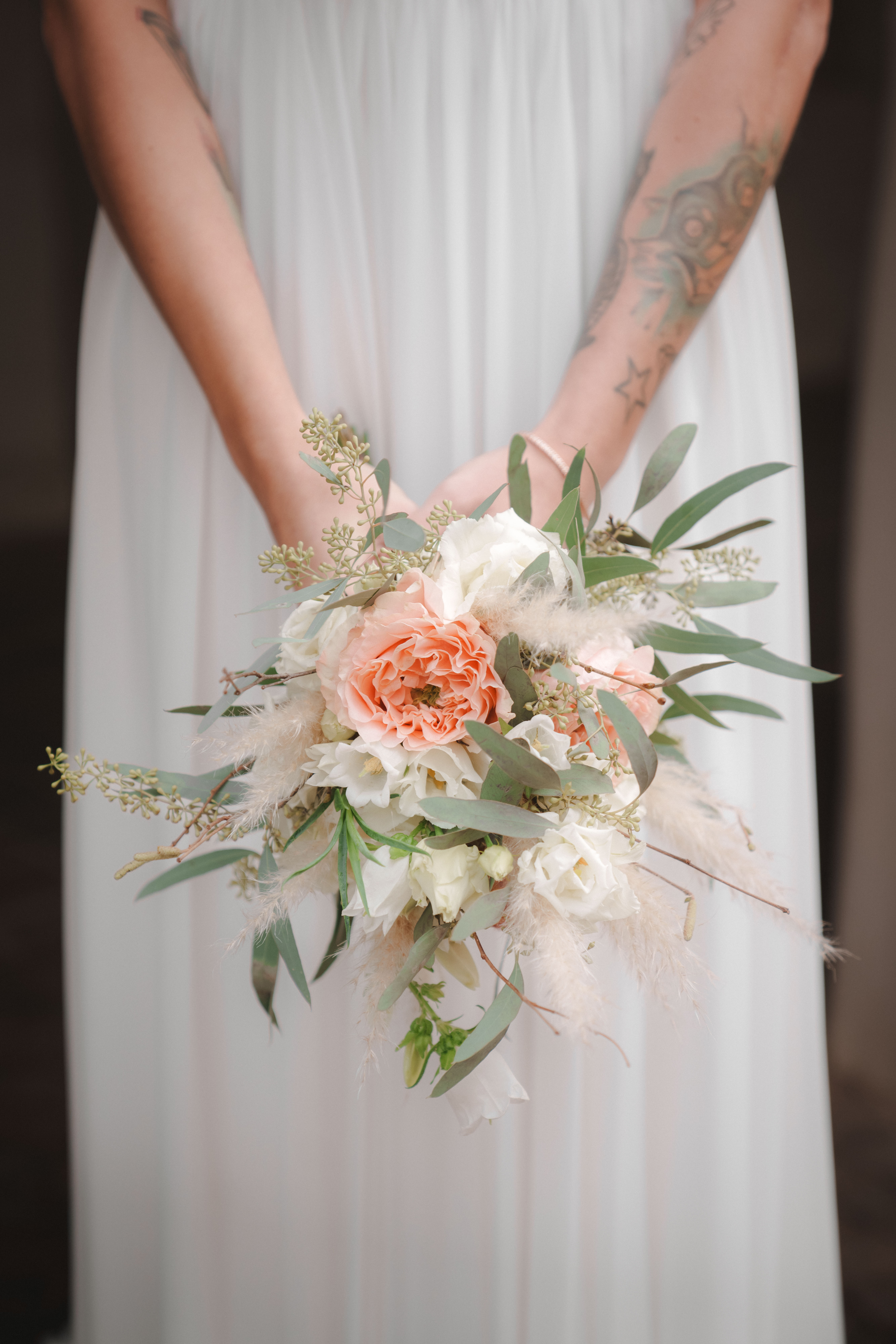 Bouquet da sposa in pesca e crema con rose, eucalipto e pampas di Viridis Floral Atelier